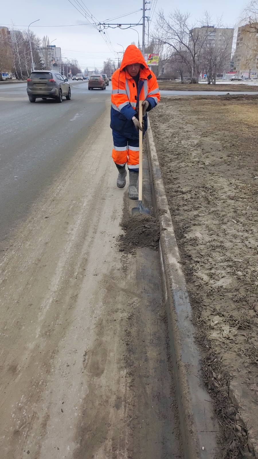 Благоустройство города Балаково сегодня: откачка талых вод, вывоз снега, очистка прилотковых зон