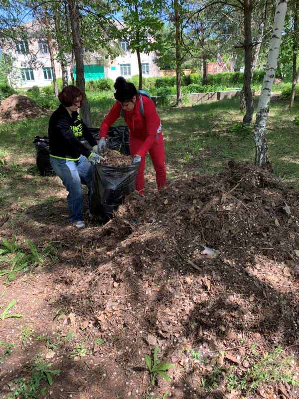 В рамках месячника по благоустройству на территории села Плеханы состоялся субботник