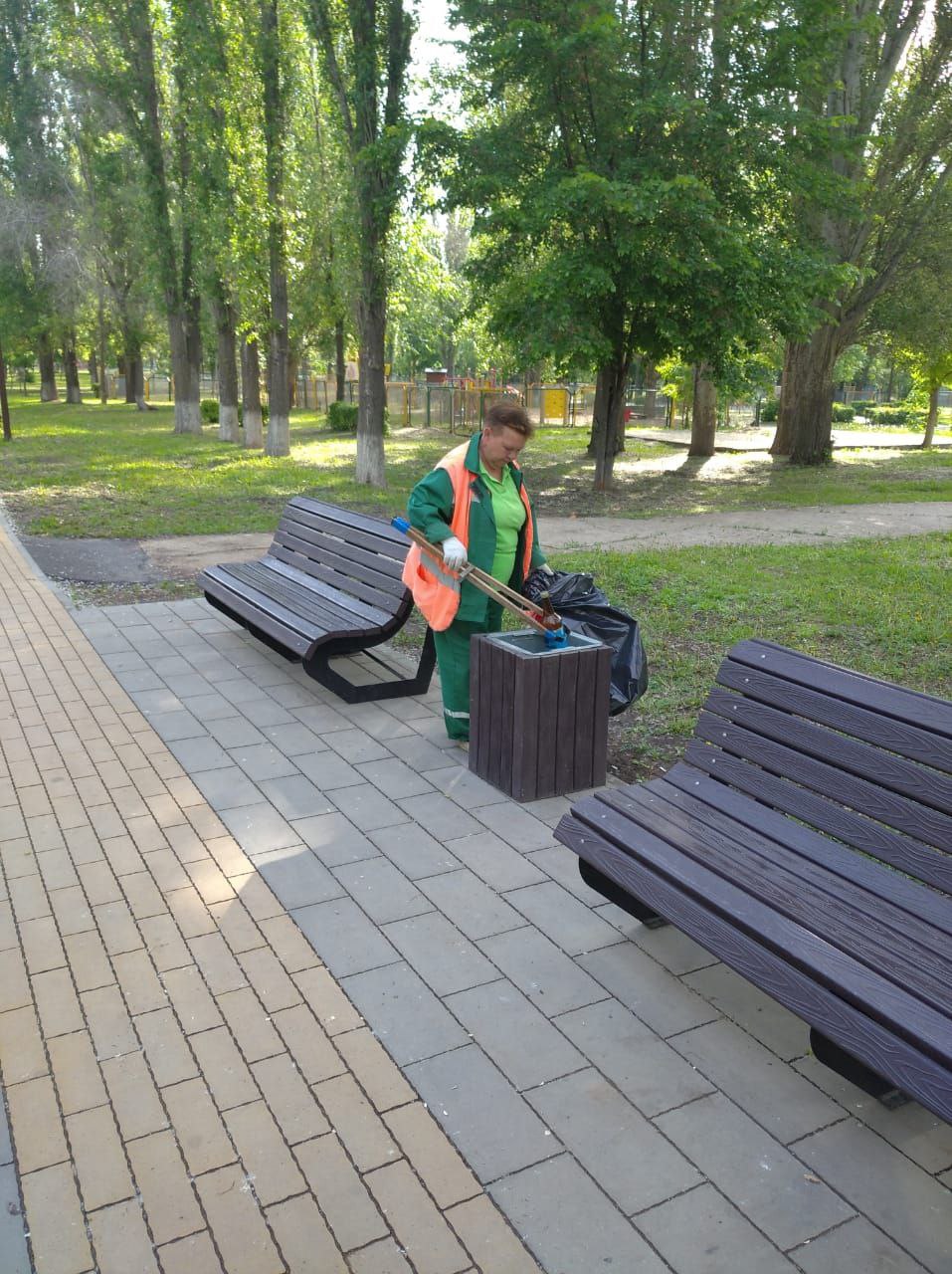 Покос травы, сбор мусора, уборка общественных территорий. В работах по благоустройству сегодня задействовано более сотни рабочих и 65 единиц техники
