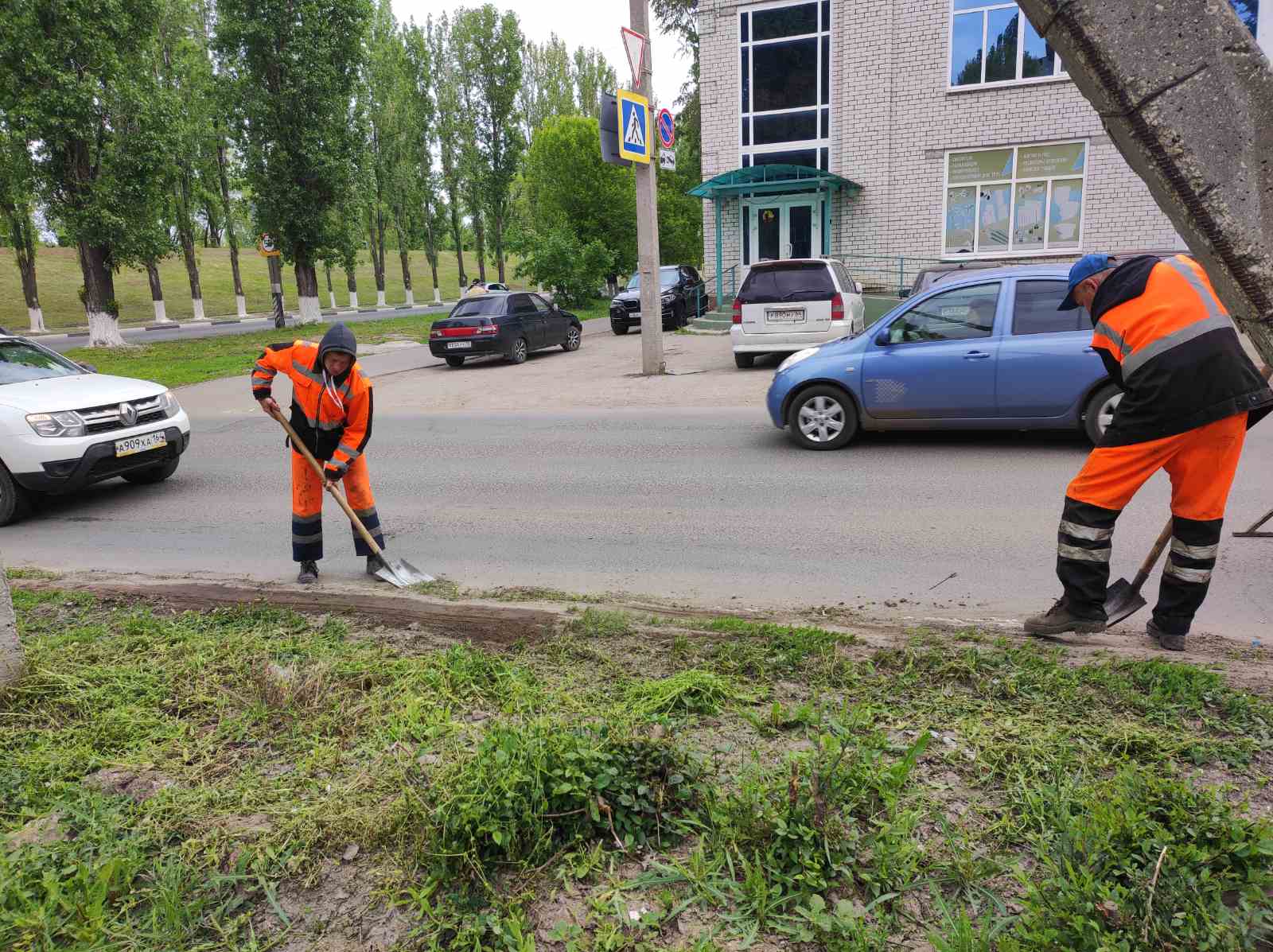 Глава Балаковского района поручил усилить работы по покосу травы в Балаково