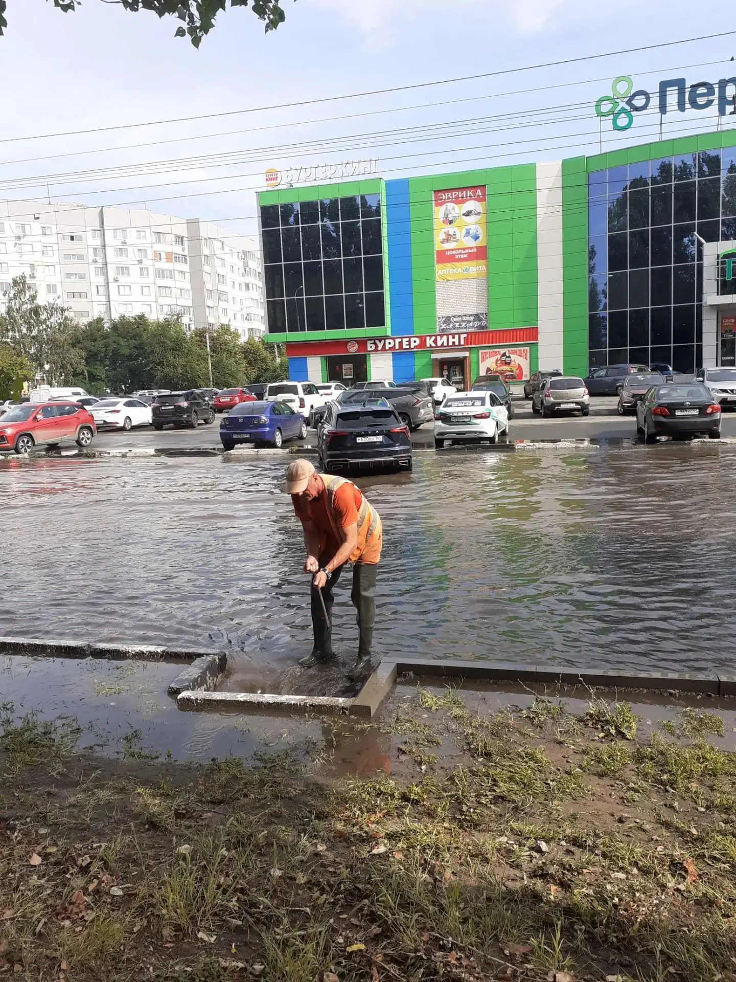 После сильного ливня сотрудники «Комбината благоустройства» откачивают воду
