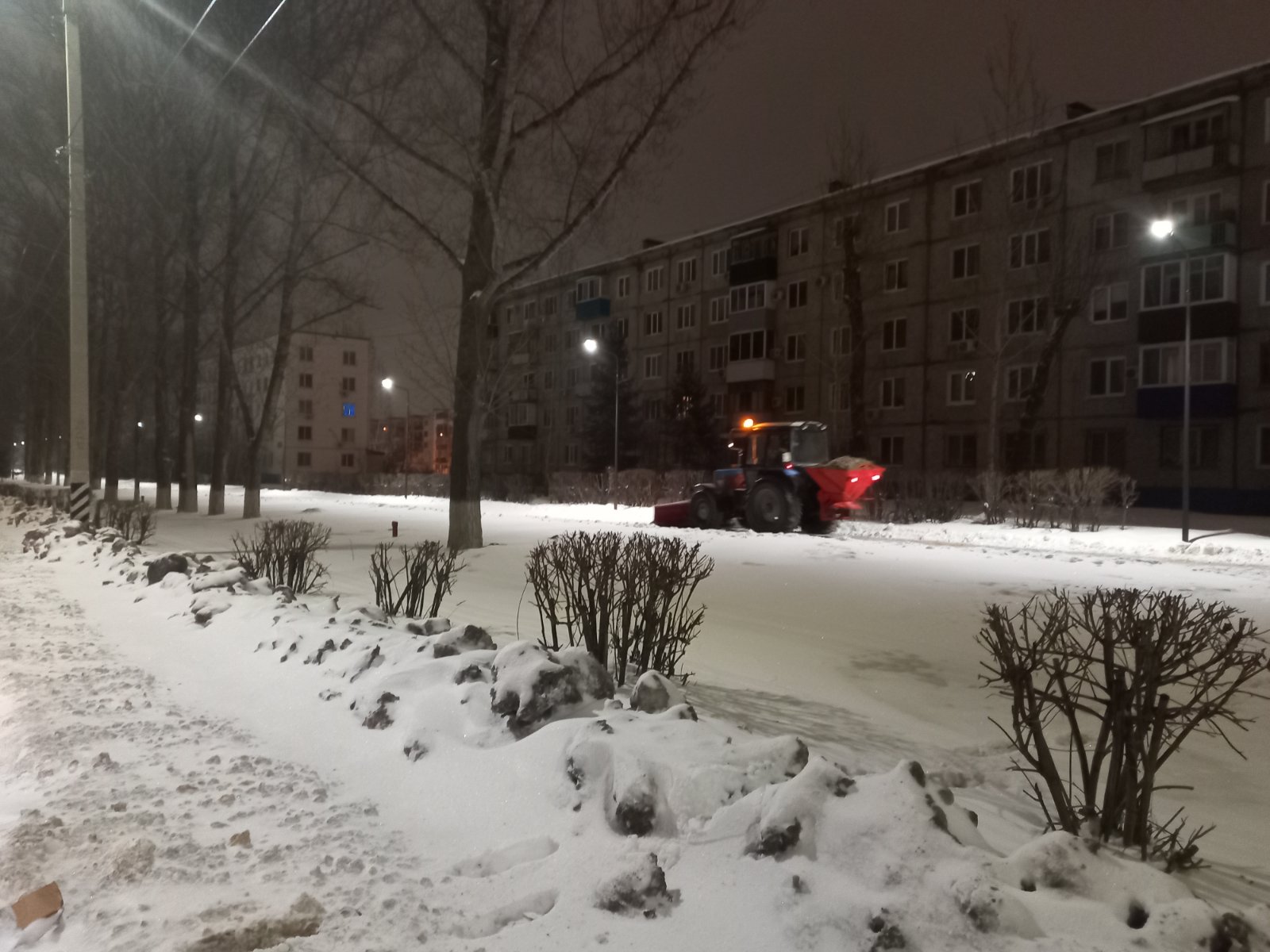 Сотрудники «Комбината благоустройства» очищают улицы города от снега