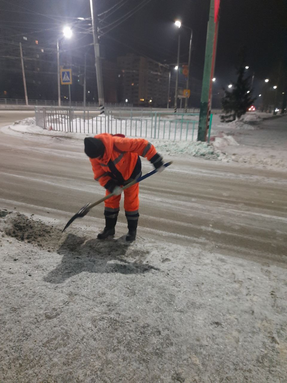 Сегодня ночью в Балакове продолжались работы по посыпке дорог пескосоляной смесью и их очистке