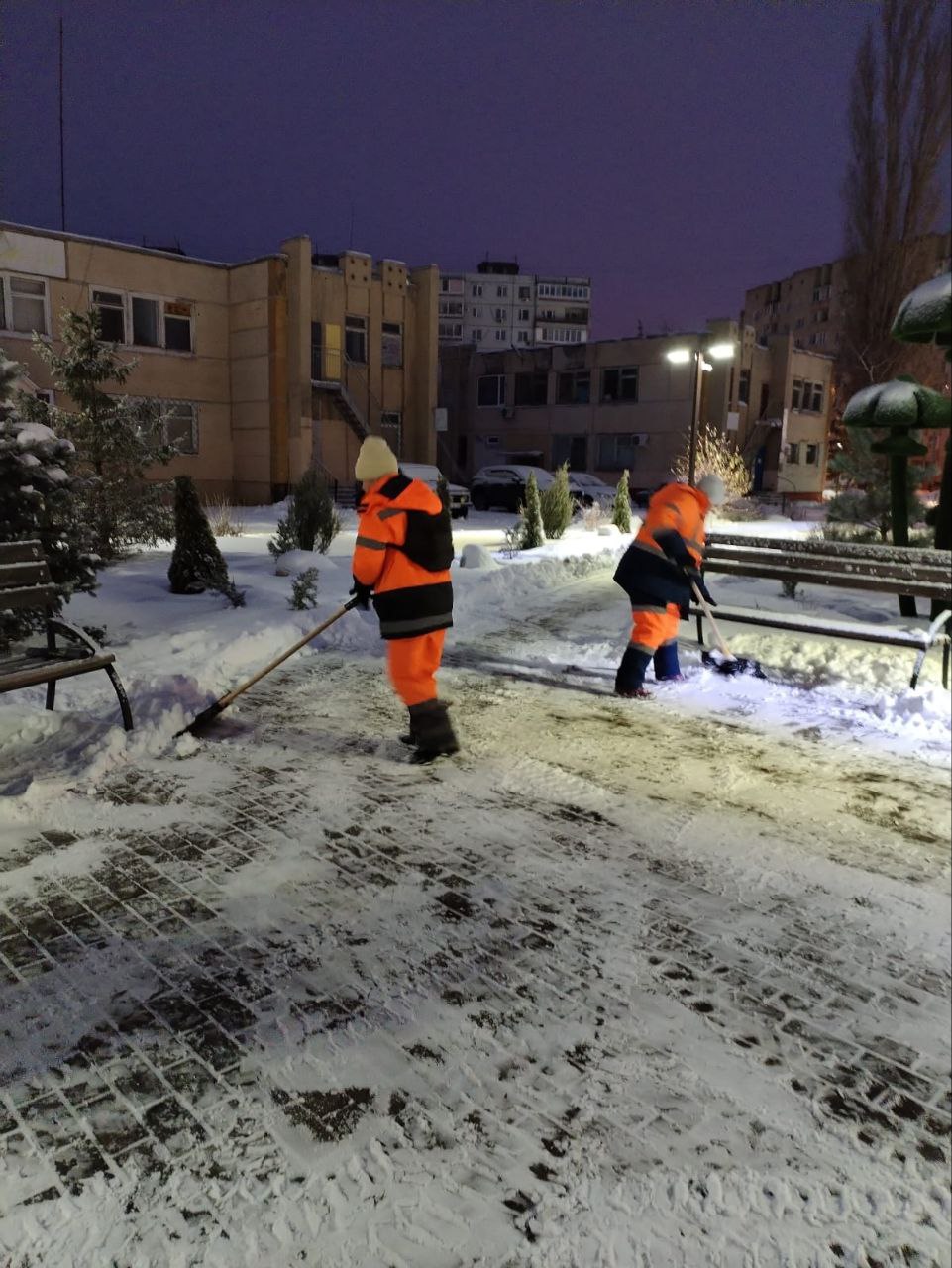 Сотрудники «Комбината благоустройства» продолжают очищать дороги и тротуары города Балаково от снега
