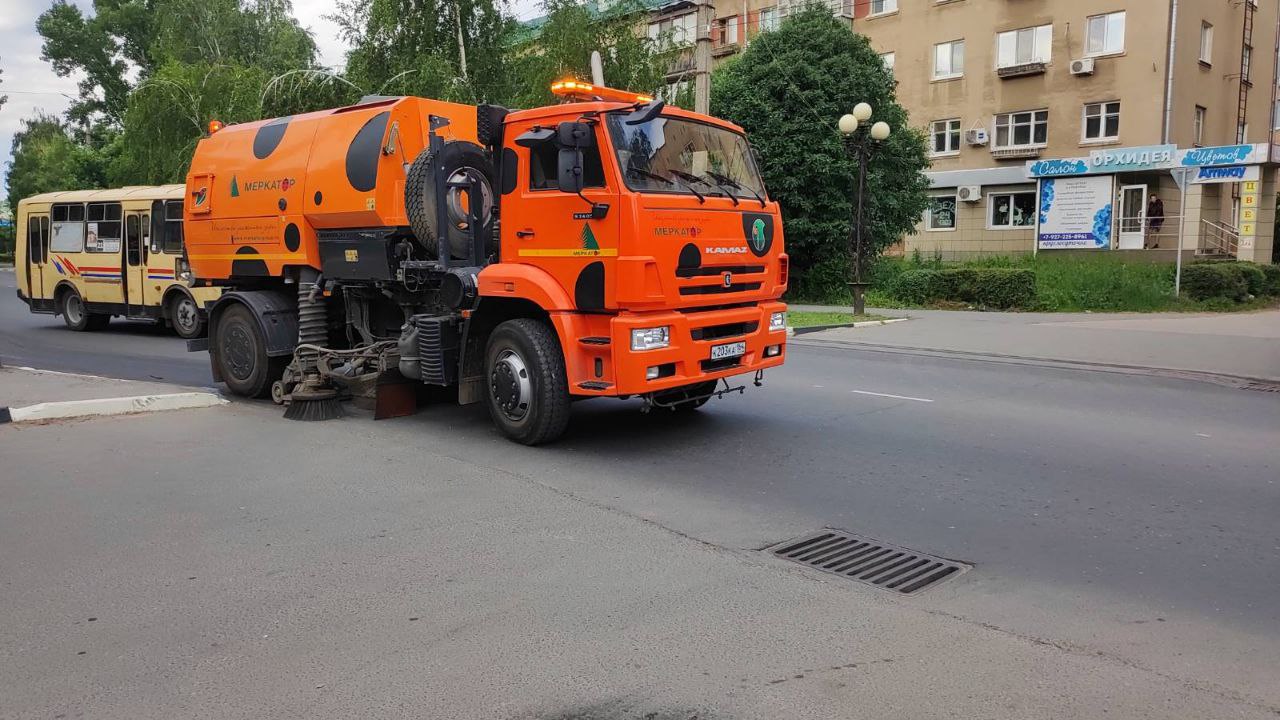 Благоустройство города сегодня: покос травы, очистка осевых и прилотковой зон, вывоз веток, сбор мусора