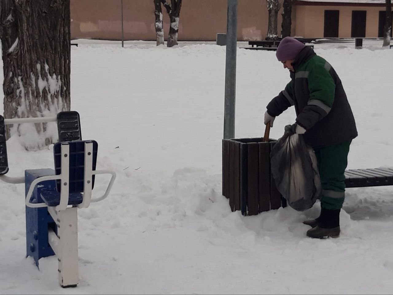 Сегодня ночью в Балакове продолжались работы по посыпке дорог пескосоляной смесью и их очистке