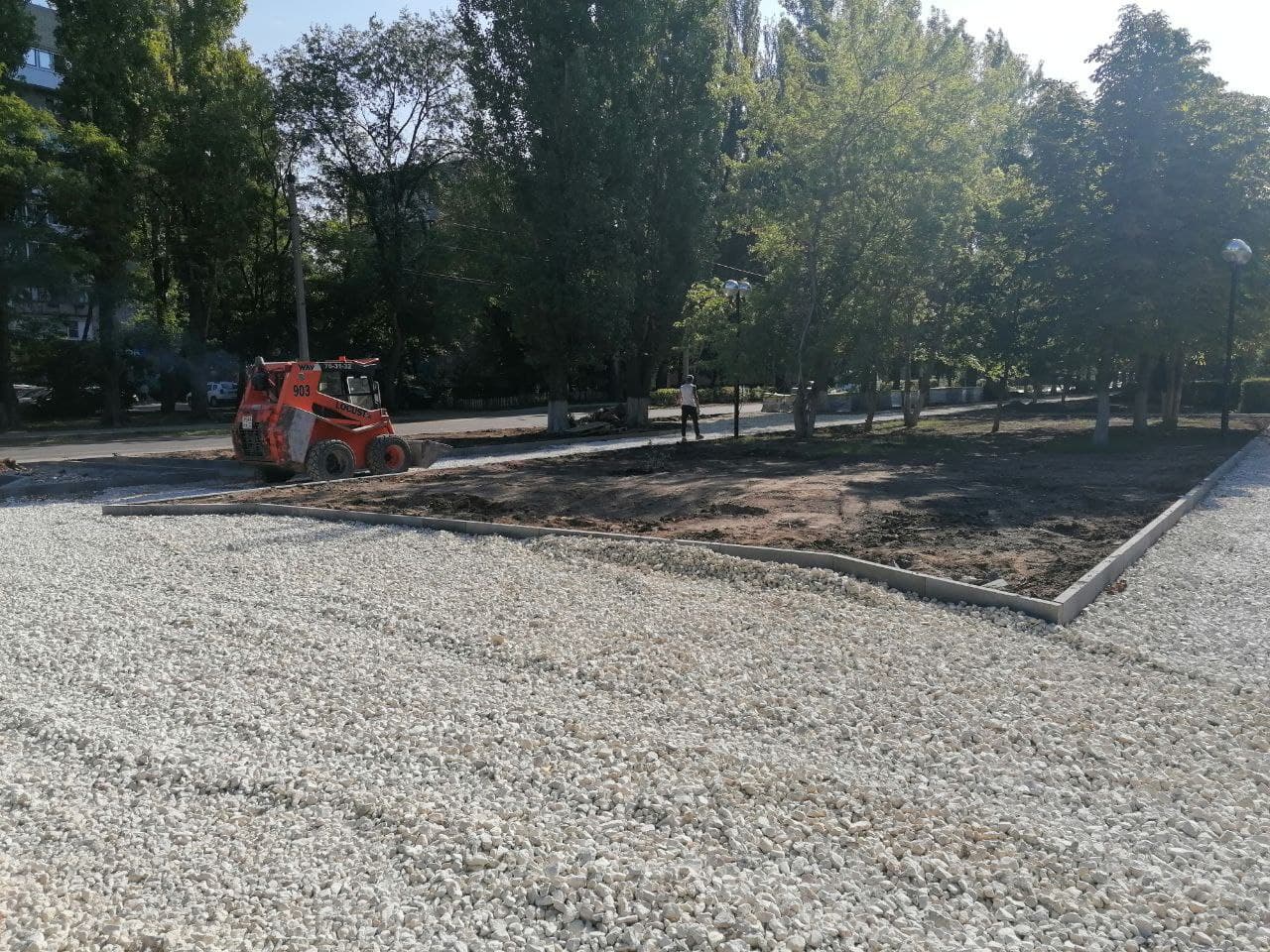 В сквере на ул. 30 лет Победы начали укладывать тротуарную плитку