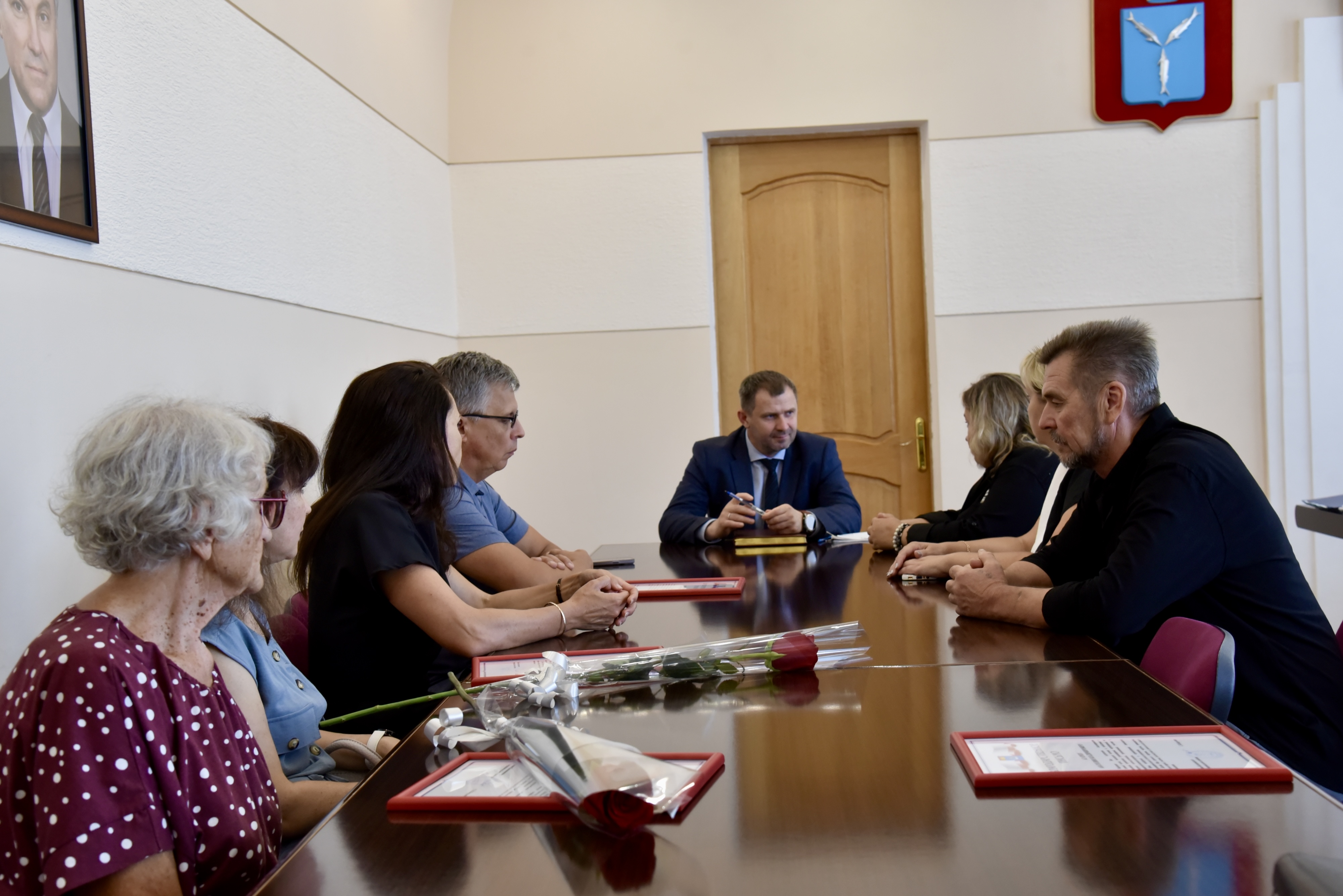 Сергей Барулин вручил благодарственные письма волонтёрам, которые оказывают помощь участникам СВО