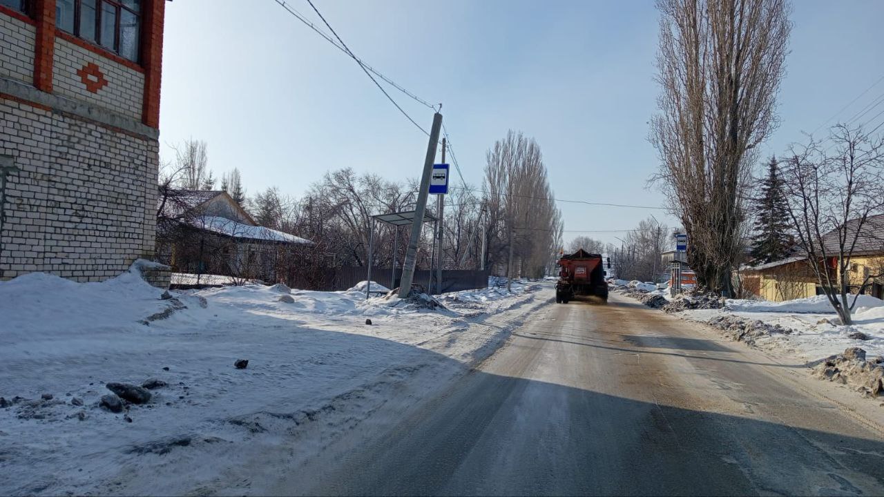 Коммунальные службы продолжают очищать дороги и тротуары от снега и наледи