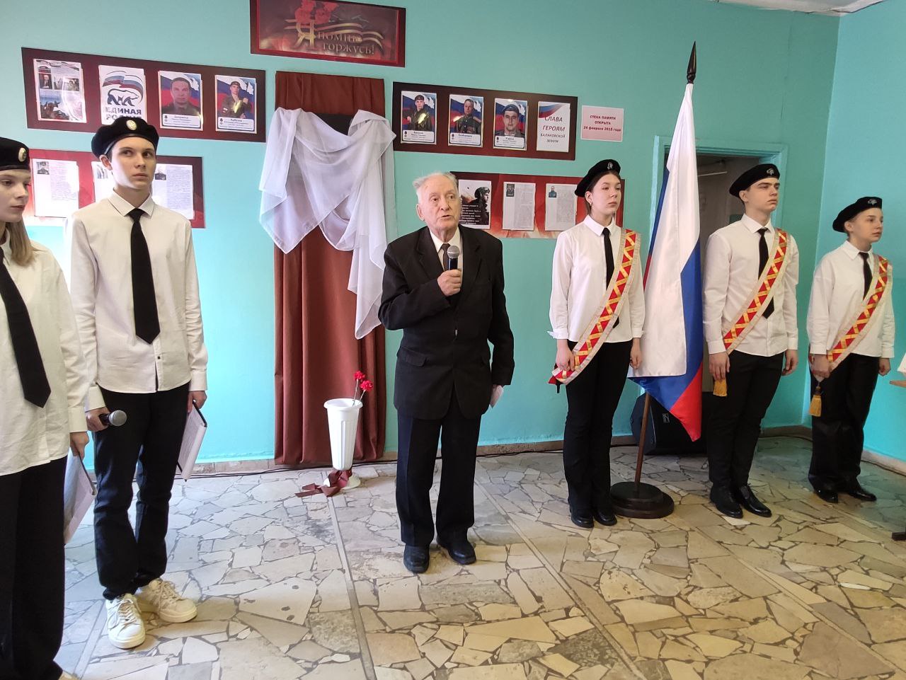 Сегодня в Гимназии №1 состоялась церемония открытия мемориальной доски Бережному Олегу Витальевичу, погибшему при исполнении служебного воинского долга в ходе СВО