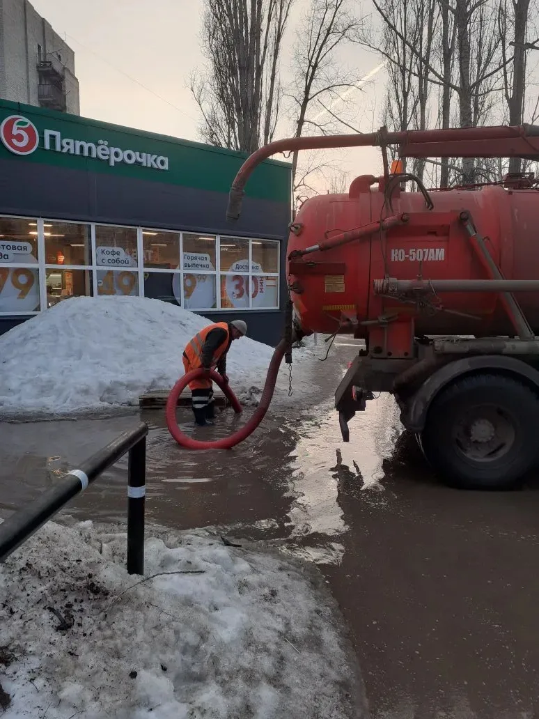 Коммунальные службы в круглосуточном режиме откачивают талые воды с улиц города
