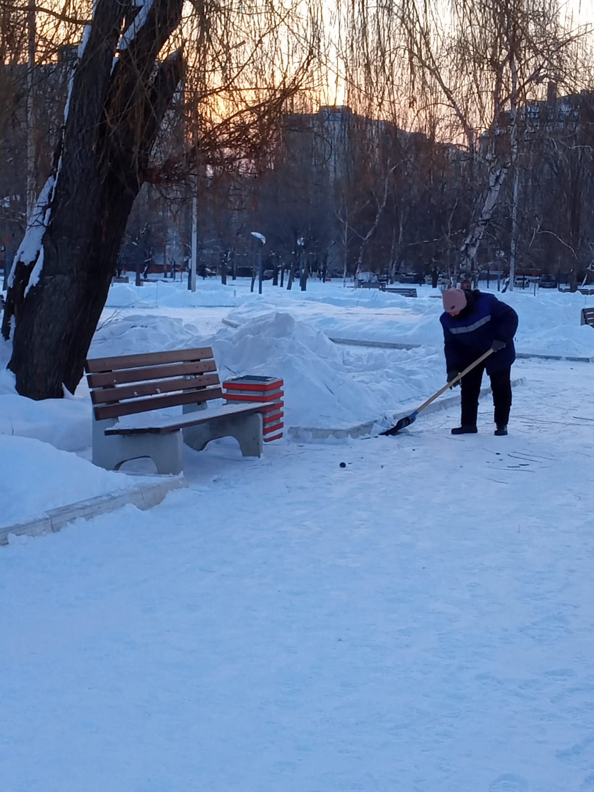 В Балакове продолжаются работы по уборке снега