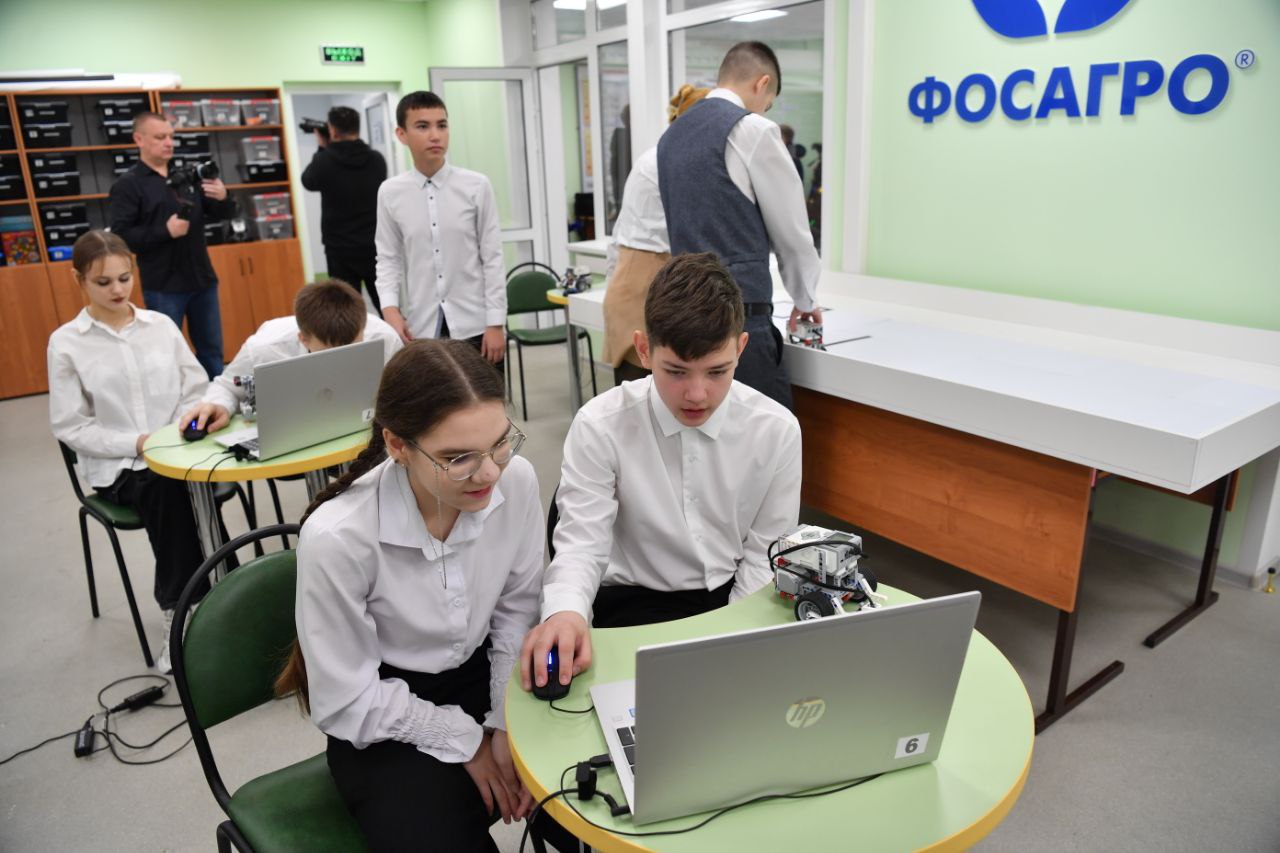 Саратовскую область с рабочим визитом посетил полномочный представитель президента РФ в Приволжском федеральном округе Игорь Комаров. Вместе с губернатором Романом Бусаргиным он побывал в городе Балаково