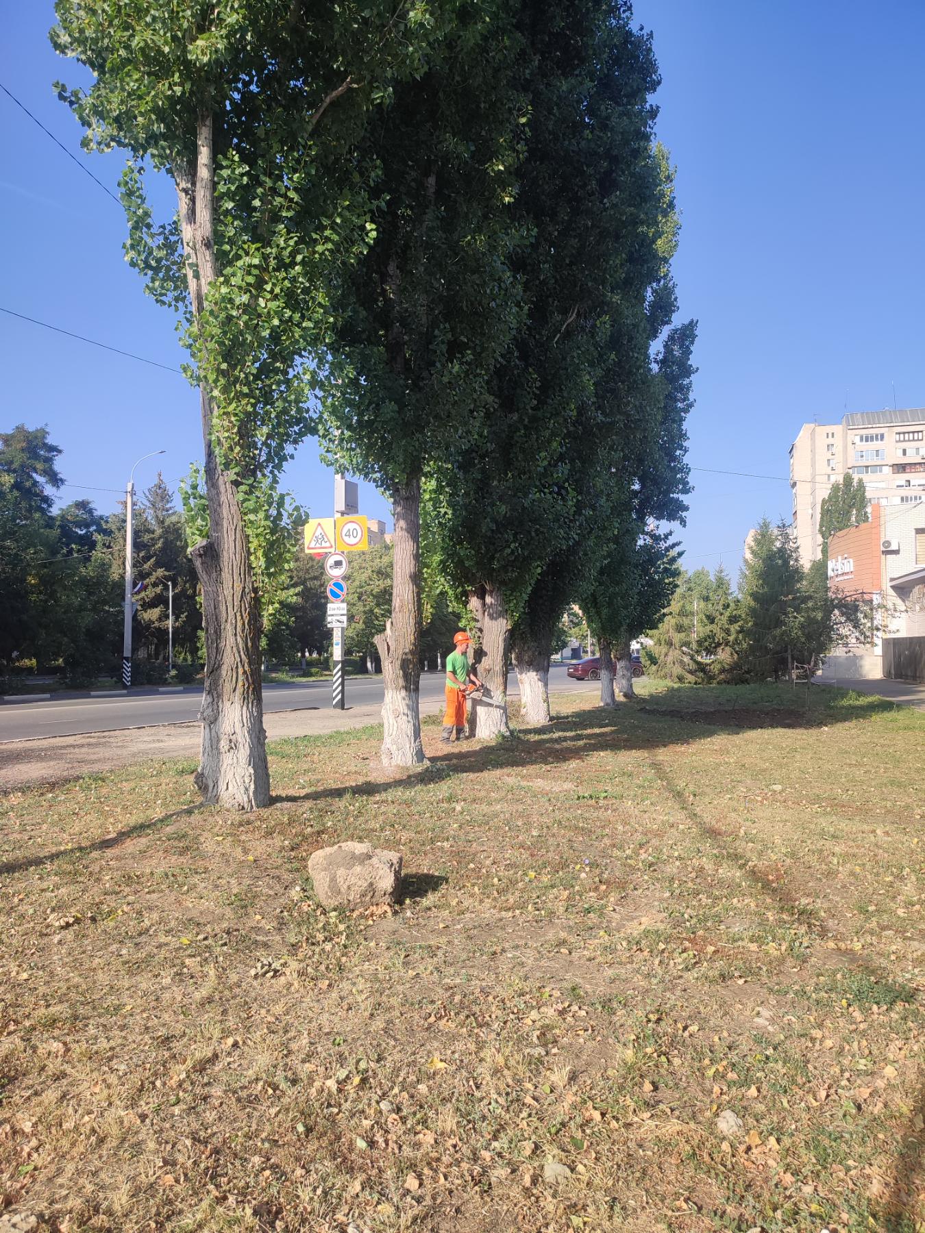 Ежедневно сотрудники Комбината благоустройства приводят город в порядок