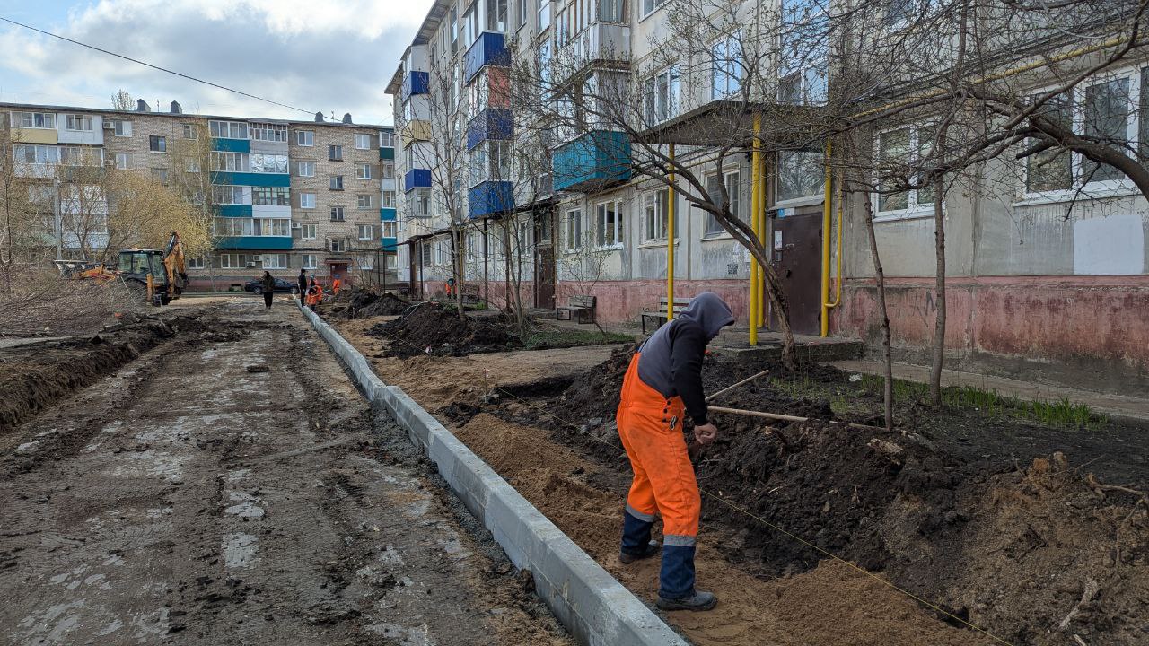 Осмотрели работы по ремонту дворовых территорий на улице Факел Социализма