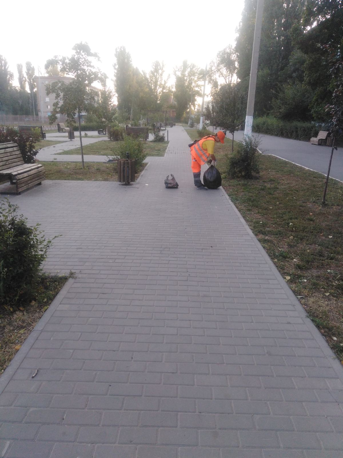 Ежедневно сотрудники Комбината благоустройства приводят город в порядок