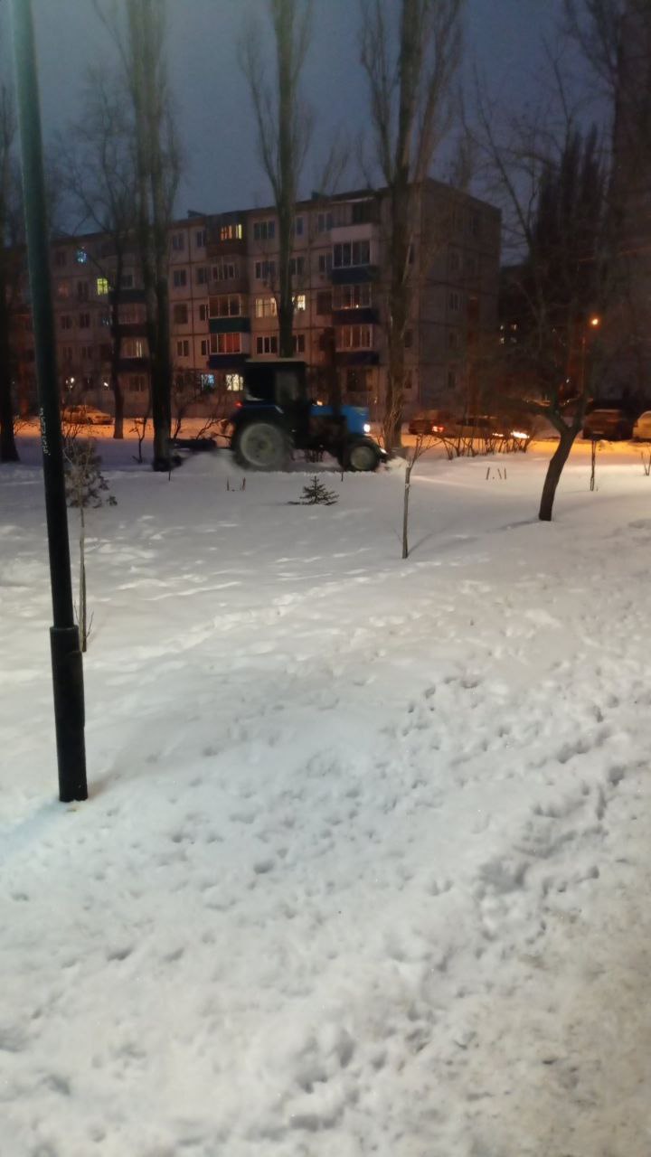 Сегодня ночью в Балакове продолжались работы по посыпке дорог пескосоляной смесью и их очистке