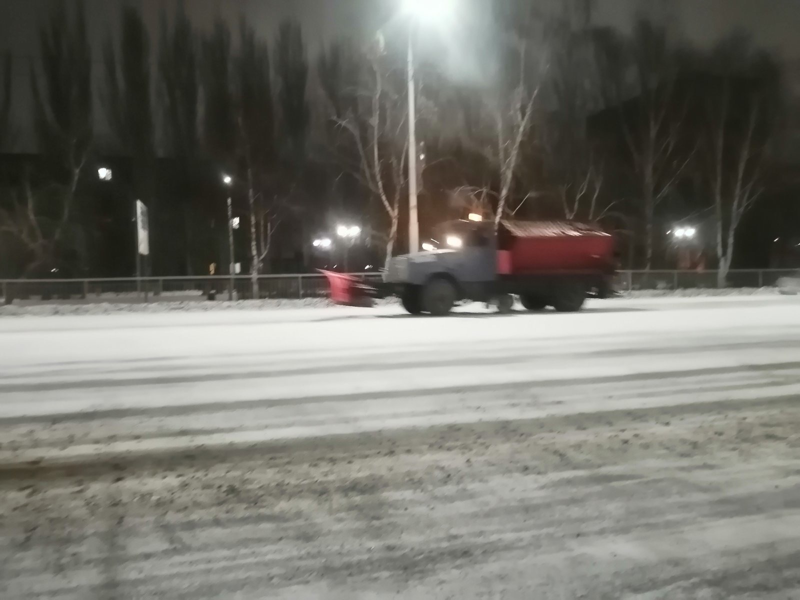 В Балакове ведутся работы по посыпке и очистке дорог, тротуаров, парков и скверов