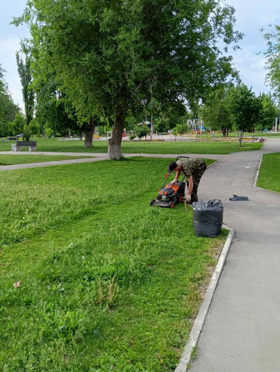 Благоустройство города сегодня: покос травы, очистка осевых и прилотковой зон, вывоз веток, сбор мусора