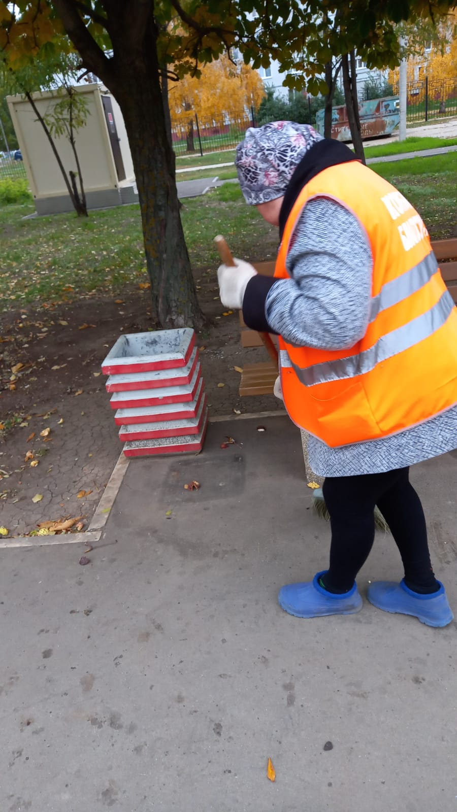 Коммунальщики ежедневно ведут работы по благоустройству города.