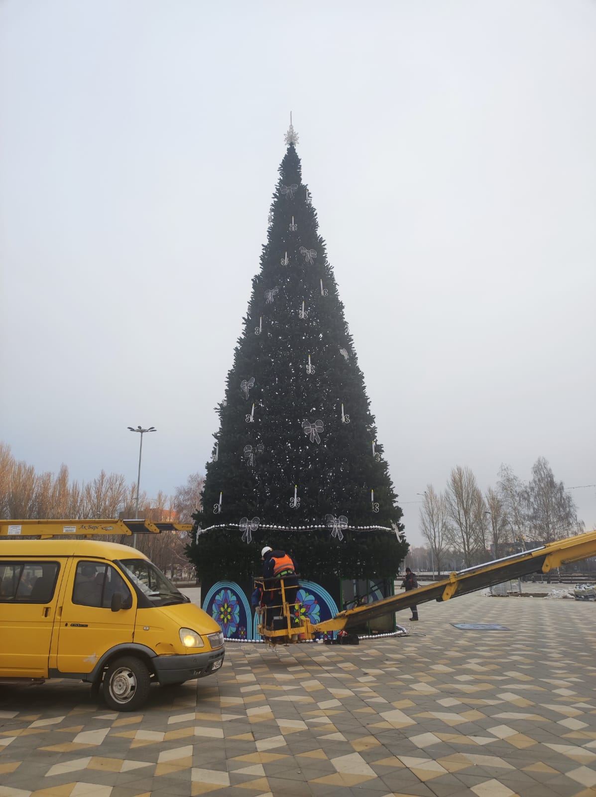 В парке «Центральный» установили новогоднюю ель