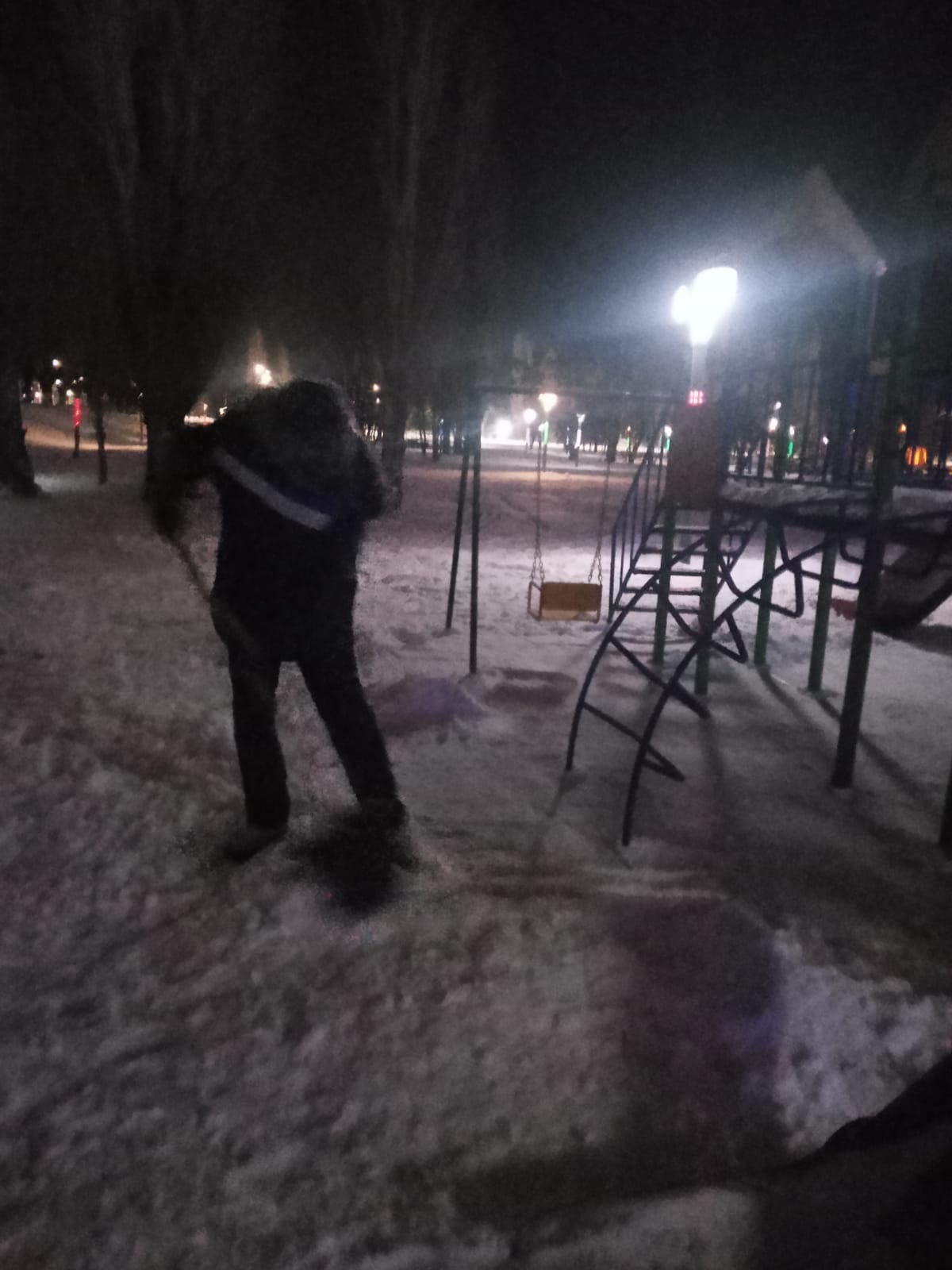 В Балакове продолжается очистка дорог и тротуаров от снега