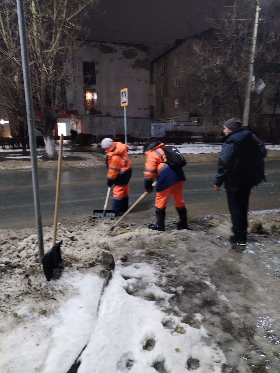 Сотрудники Комбината благоустройства продолжают убирать снег и наледь в городе Балаково