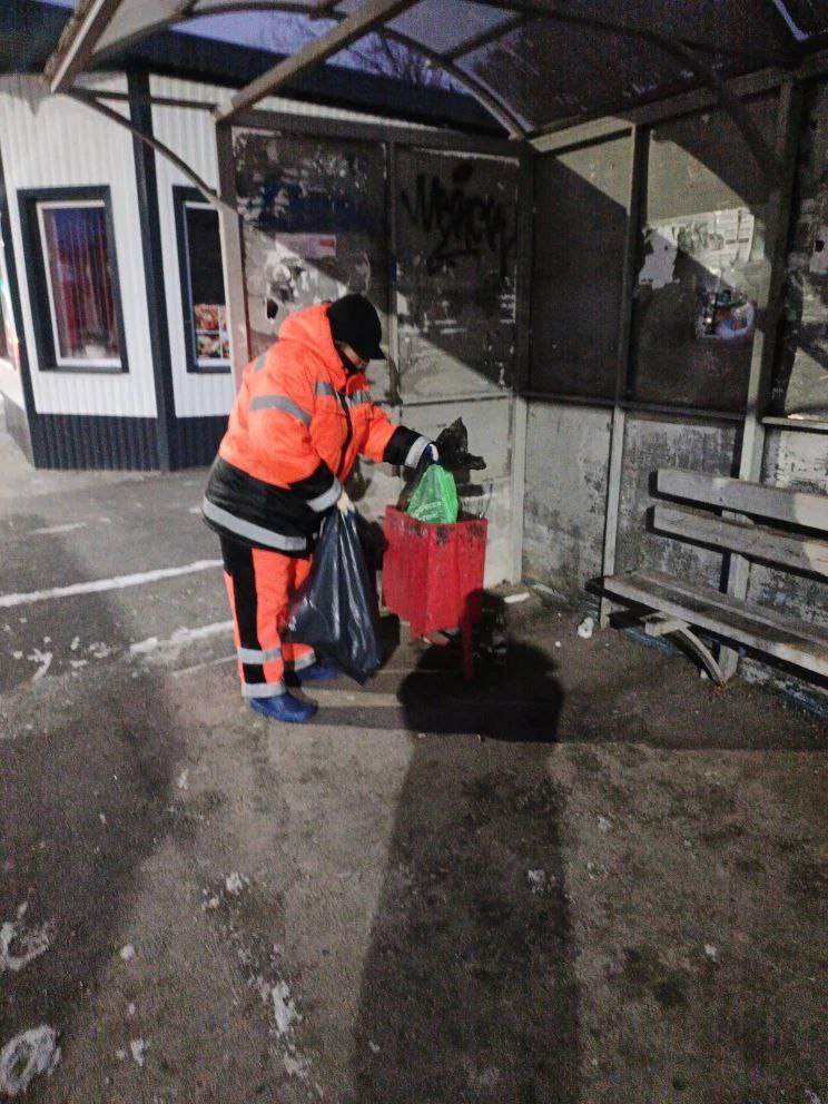Сотрудники «Комбината благоустройства» очищают дороги и тротуары города Балаково от снега