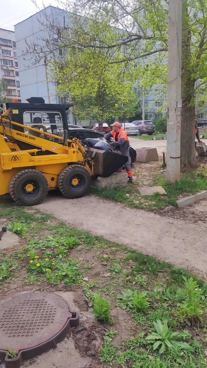 Сотрудники «Комбината благоустройства» ежедневно наводят порядок на улицах города Балаково