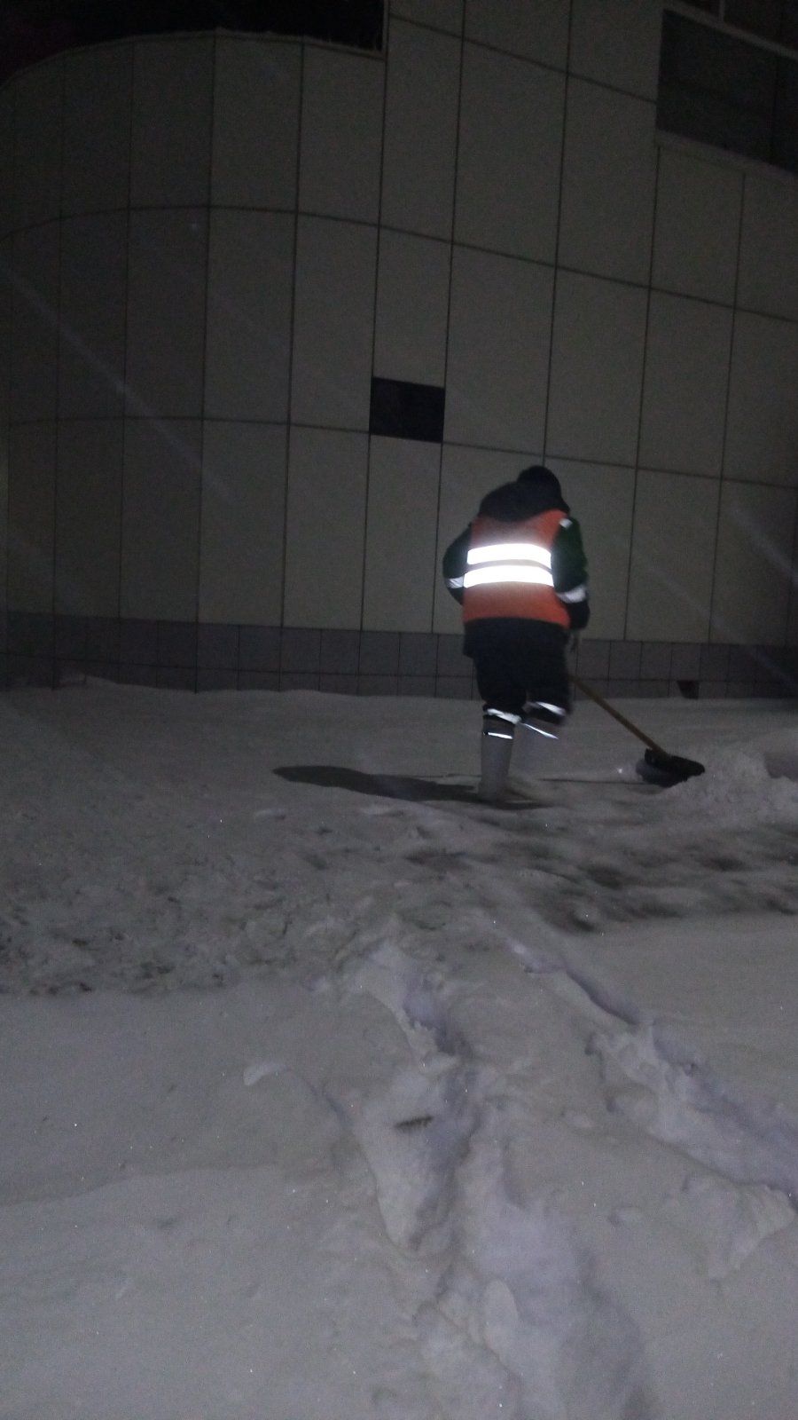 Ночью в Балакове сотрудники "Комбината благоустройства" очищали город от снега