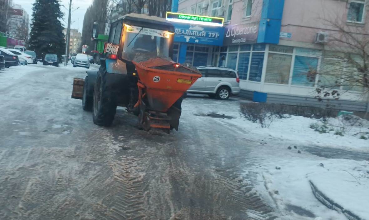 В Балакове коммунальные службы ведут работы по посыпке дорог и тротуаров пескосоляной смесью