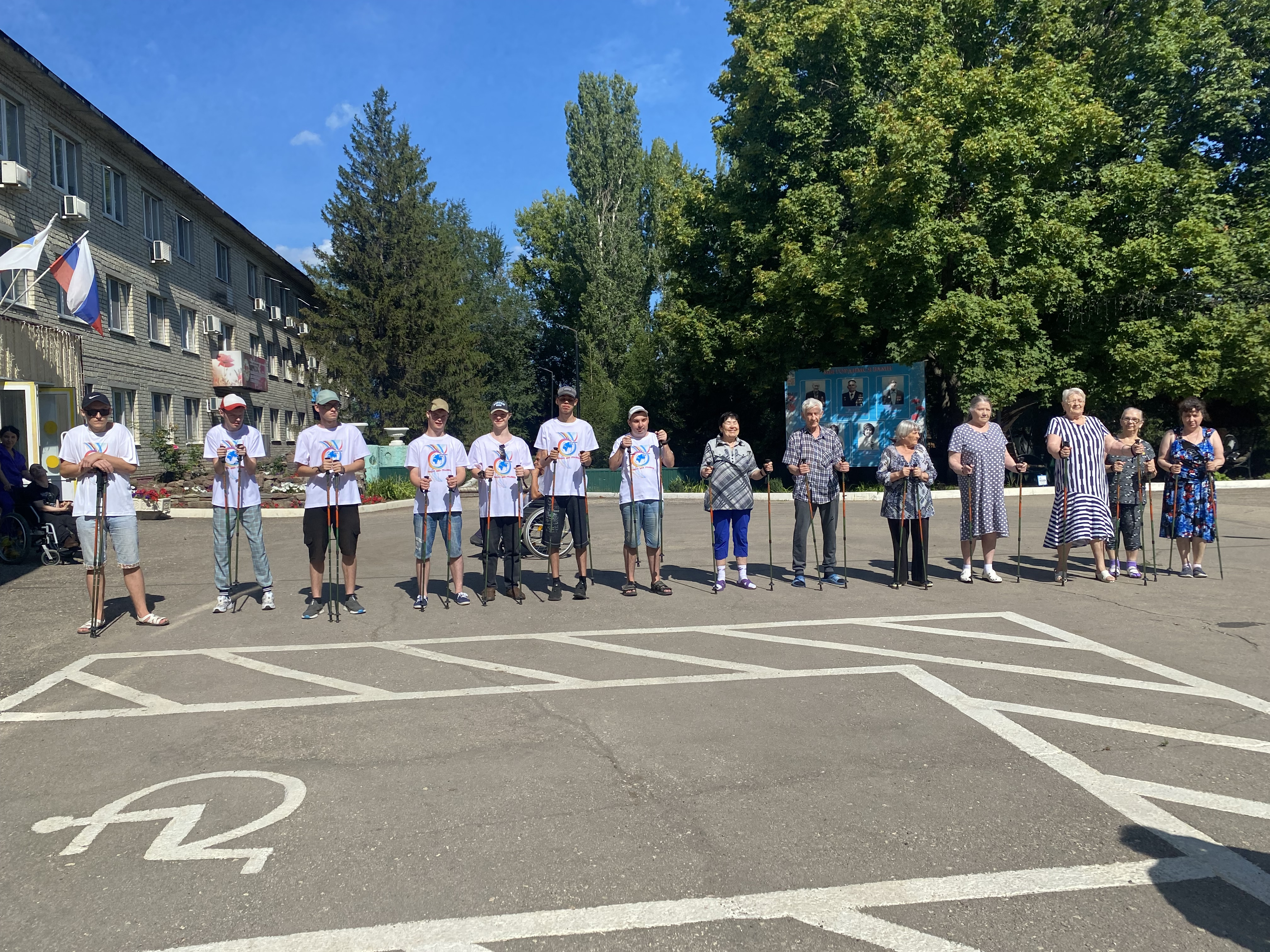 Подопечные дома-интерната укрепляют здоровье скандинавской ходьбой