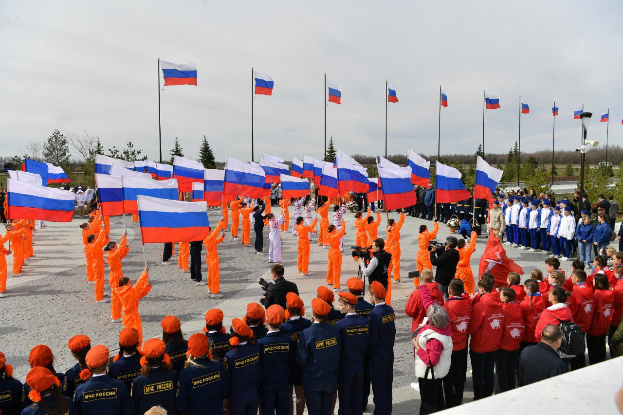 В Парке покорителей космоса возложили цветы к памятнику Юрию Гагарина