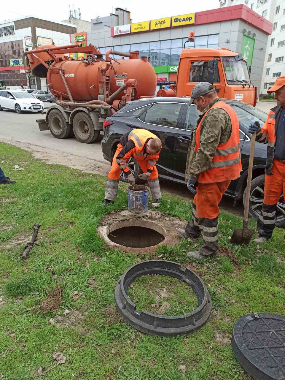 Сотрудники «Комбината благоустройства» ежедневно наводят порядок на улицах города Балаково
