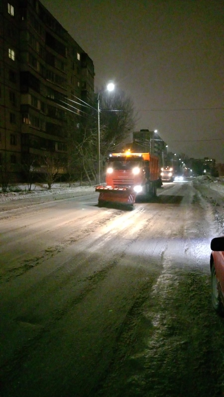 Сегодня ночью 25 единиц техники работали во всех районах города: центральной, островной и заканальной