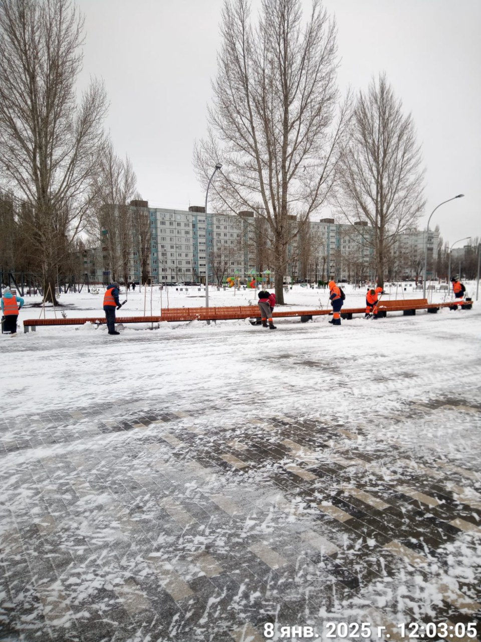 В городе Балаково сотрудники «Комбината благоустройства» продолжают очищать дороги и тротуары от снега