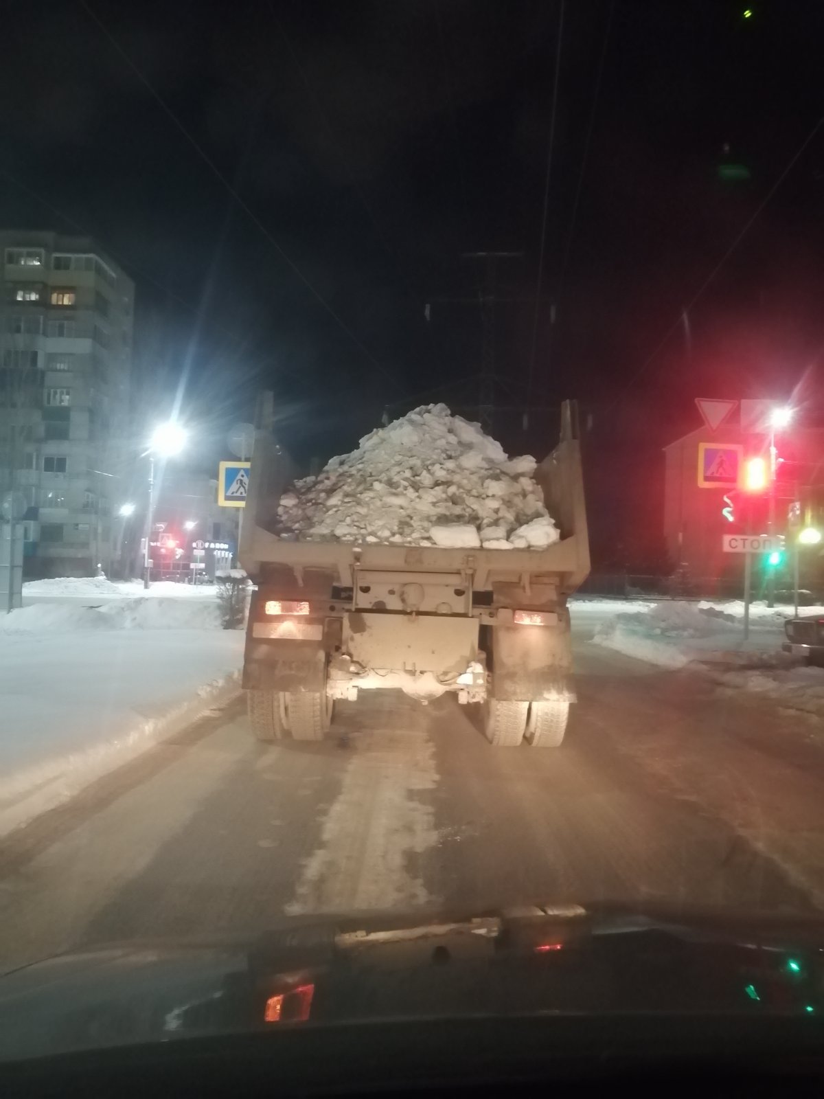 В Балакове коммунальные службы круглосуточно очищают городские улицы от снега и наледи