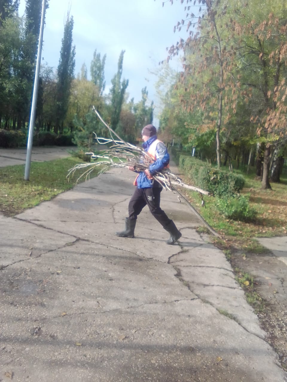 Более сотни человек сегодня благоустраивают Балаково