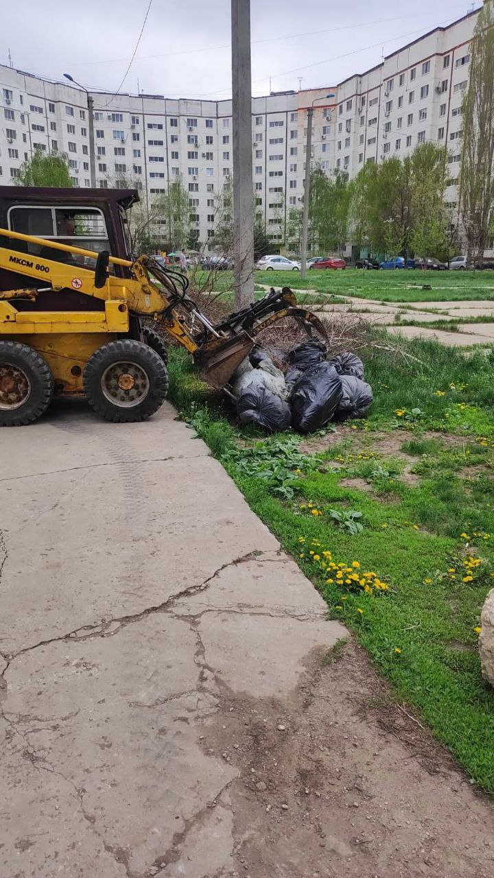 Сотрудники «Комбината благоустройства» ежедневно наводят порядок на улицах города Балаково