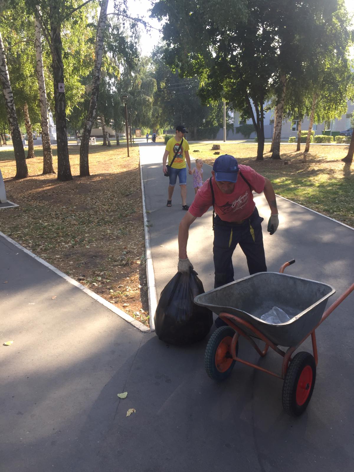 Ежедневно сотрудники Комбината благоустройства приводят город в порядок