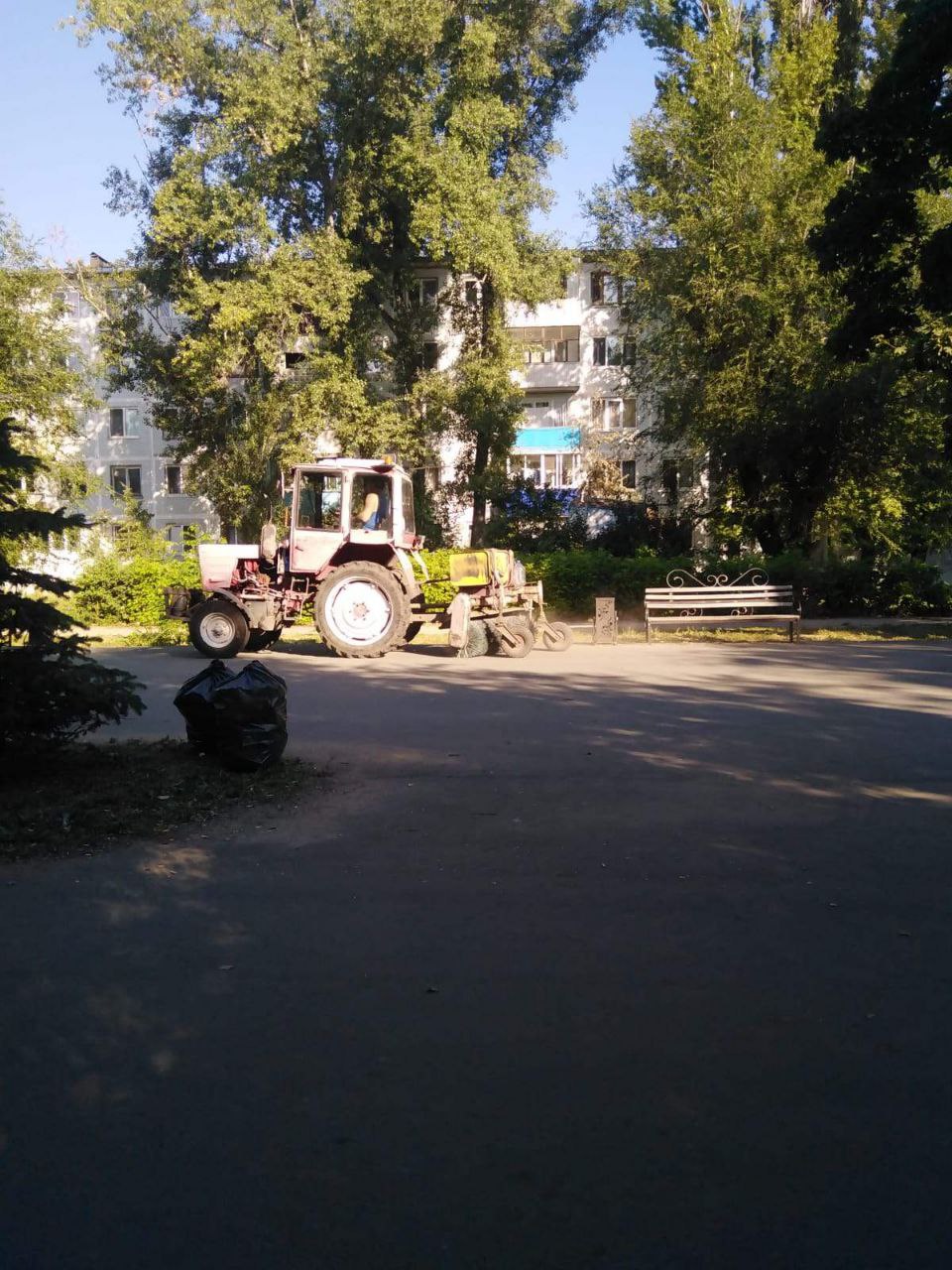 Покос травы, полив зеленых насаждений, сбор и вывоз веток. Работы по уборке города ведутся ежедневно