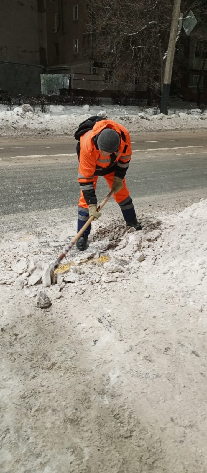 В Балакове продолжается очистка дорог и тротуаров от снега