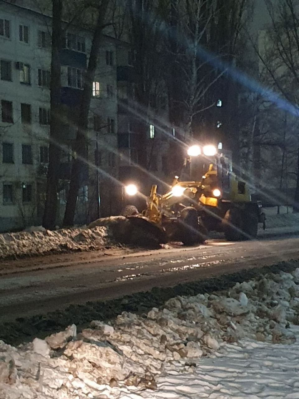 Коммунальные службы круглосуточно очищают дороги и тротуары, а также вывозят снег