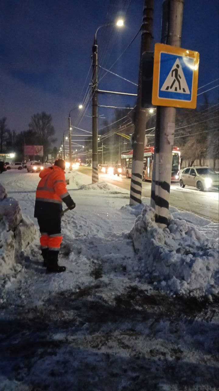 Сотрудники «Комбината благоустройства» продолжают очищать дороги и тротуары города Балаково от снега