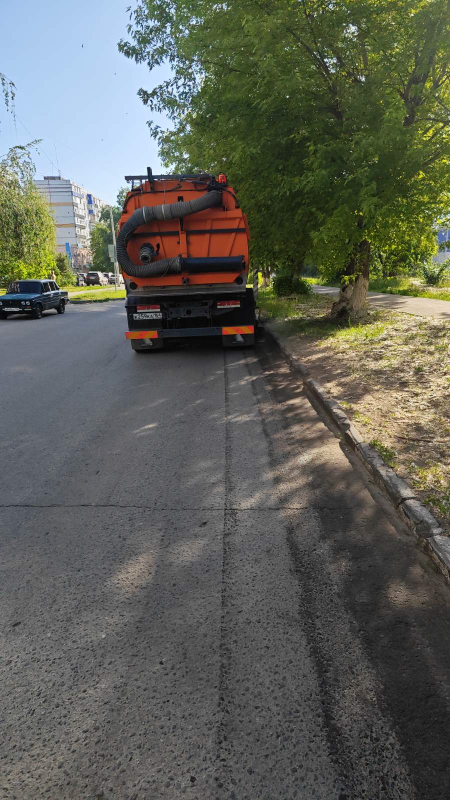 Сотрудники «Комбината благоустройства» наводят порядок на улицах города