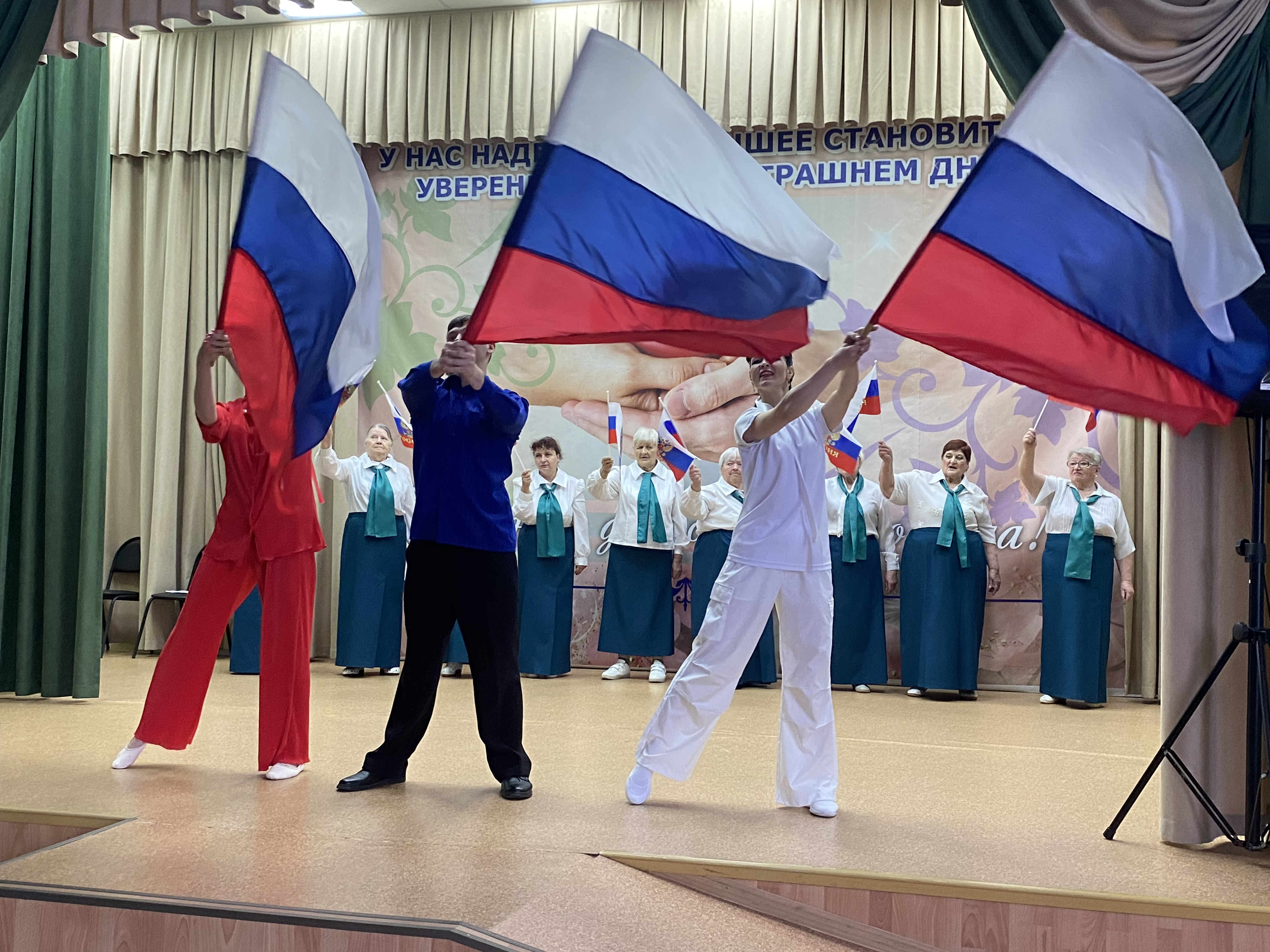 «Пою тебе, моя Россия»: праздник единства в песнях и танцах