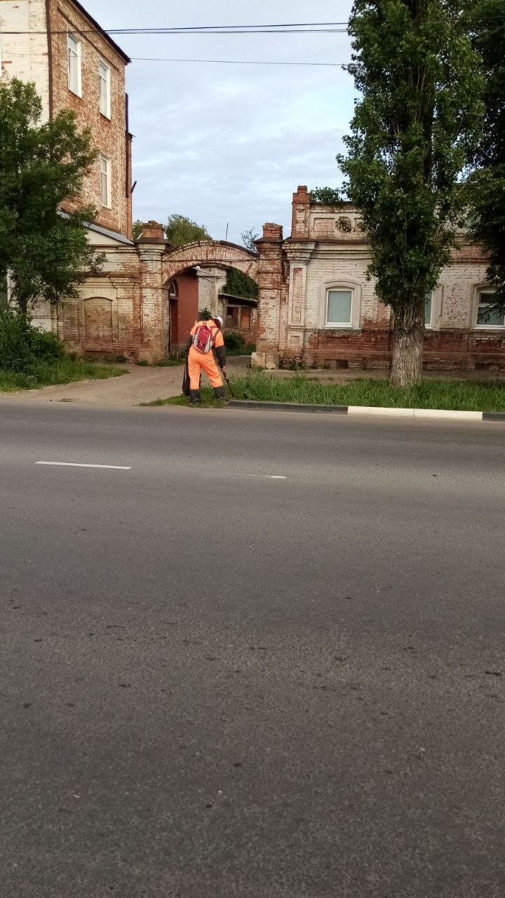 Благоустройство города сегодня: покос травы, очистка осевых и прилотковой зон, вывоз веток, сбор мусора