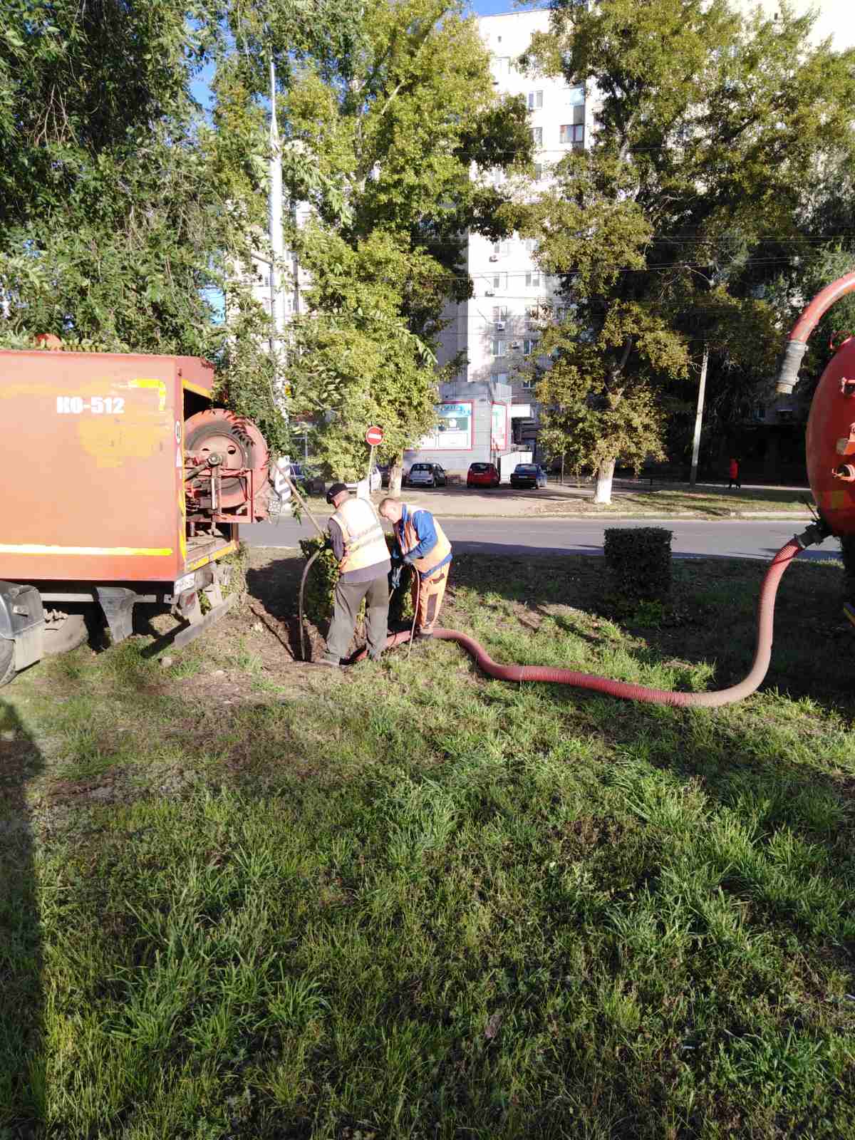 Сегодня рабочие Комбината благоустройства продолжают наводить порядок в городе