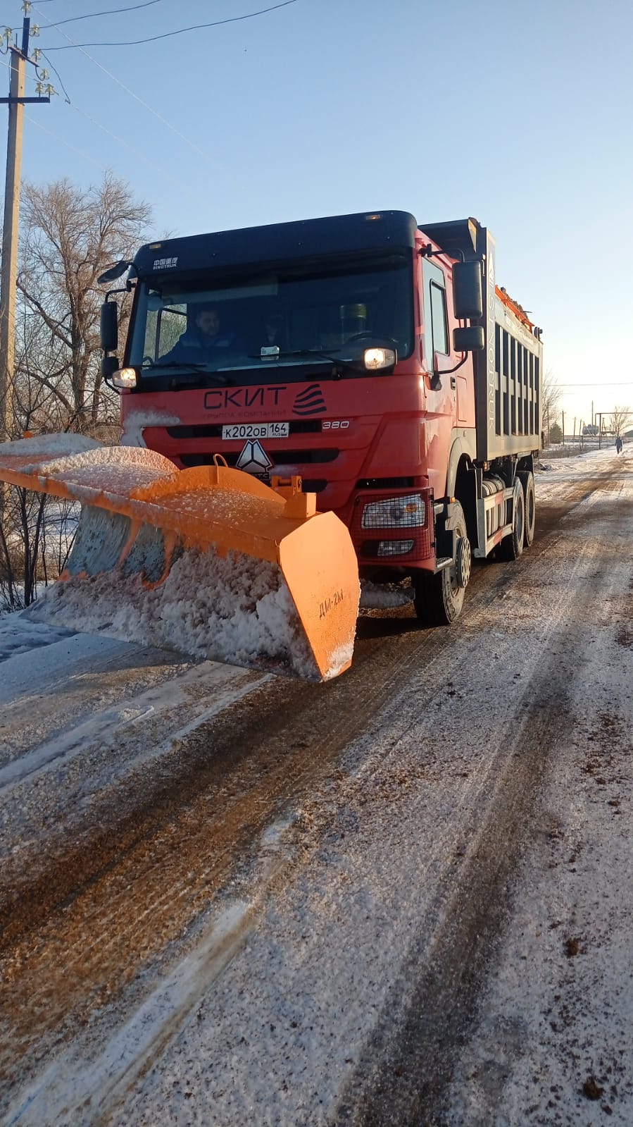 Сотрудники «Комбината благоустройства» продолжают работы по очистке дорог и тротуаров от снега 