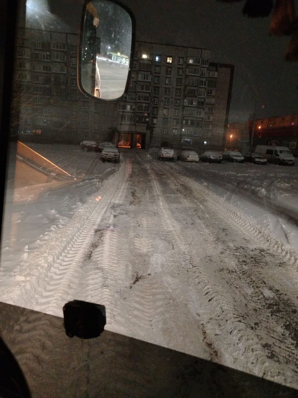 Очистка дорог и тротуаров от снега. Работы в городе Балаково и в селах Балаковского района ведутся в круглосуточном режиме